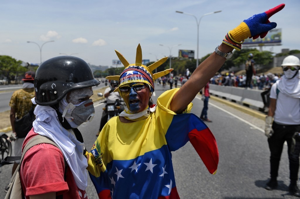 Militares y manifestantes opositores chocan en Caracas