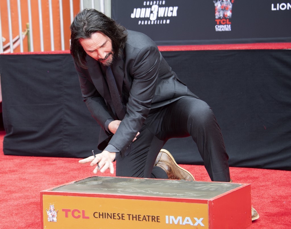 Keanu Reeves deja sus huellas en el cemento del Teatro Chino de Hollywood