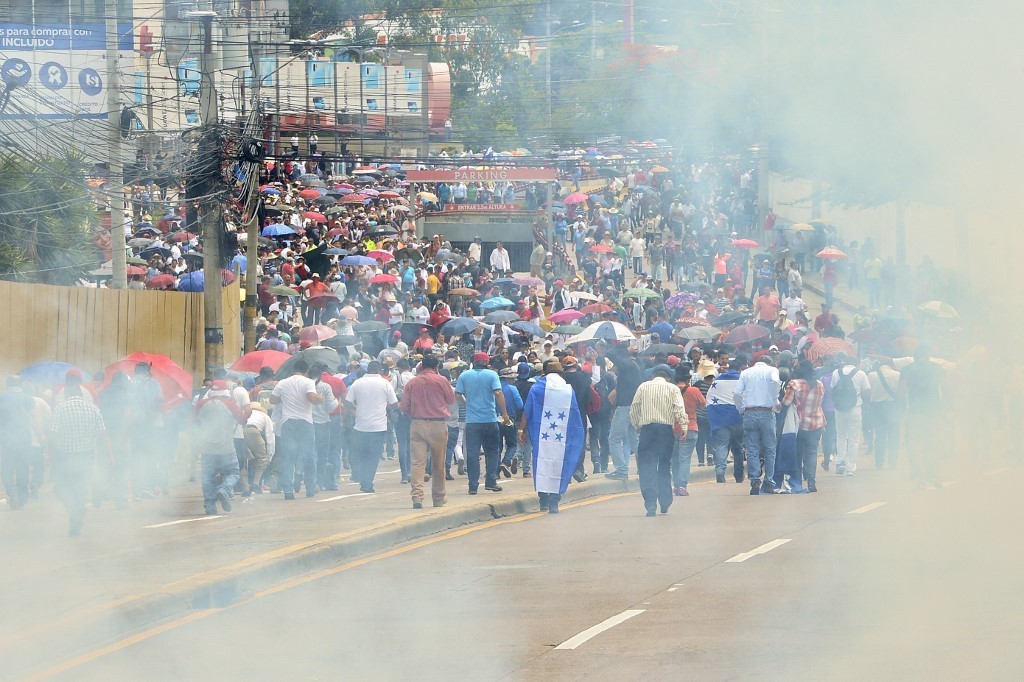 Miles de maestros y médicos salen a las calles en Honduras