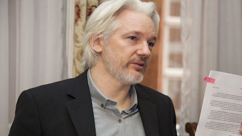 Assange tuvo dos hijos con su abogada durante reclusión en embajada de Ecuador, señala prensa inglesa