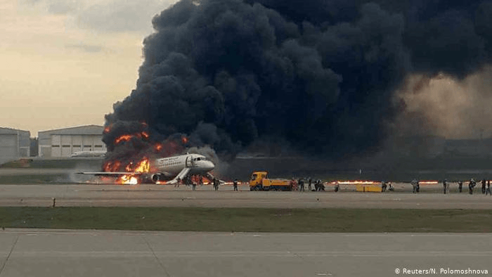 Sube a 13 los muertos en incendio de avión en Rusia