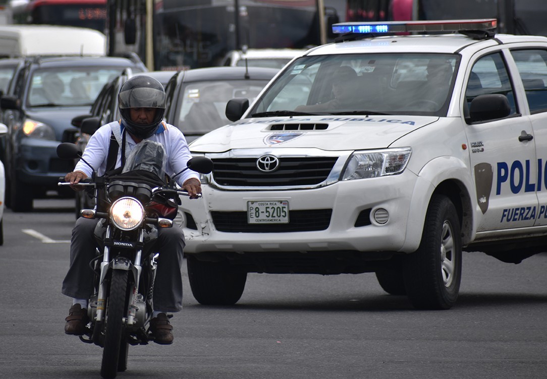 Ministro de Seguridad impulsaría que motociclistas viajen con número de placa en chalecos, para enfrentar homicidios
