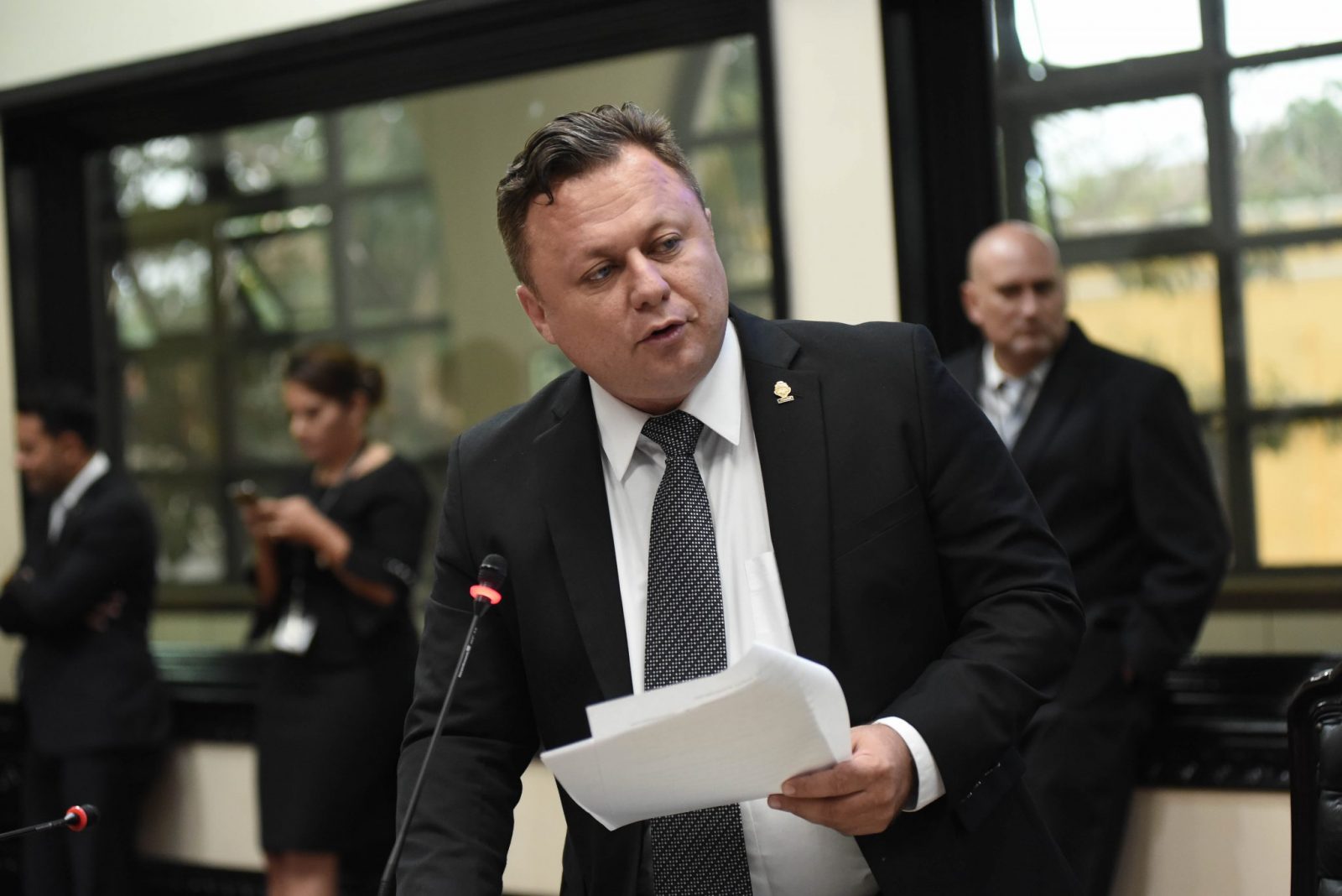 Dragos Dolanescu acusa a Emilia Navas de compadrazgo político ante supuesta investigación por contrabando