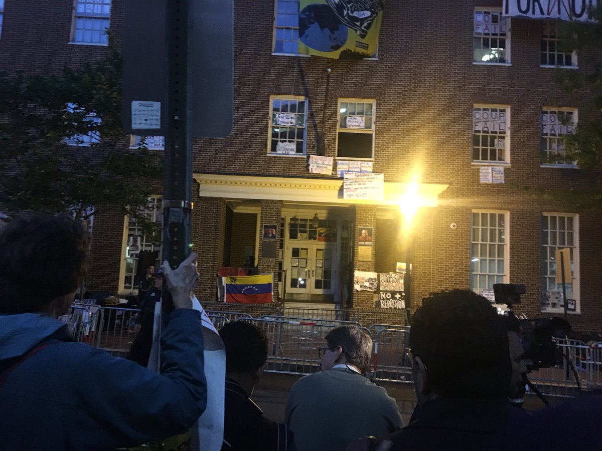 Comienza operativo para desalojar embajada de Venezuela en EE. UU.