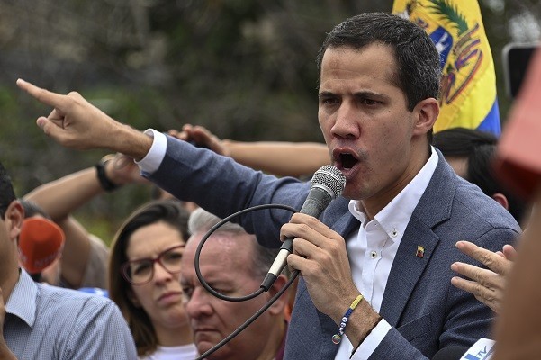 Guaidó pide investigar presunta corrupción de sus ayudantes