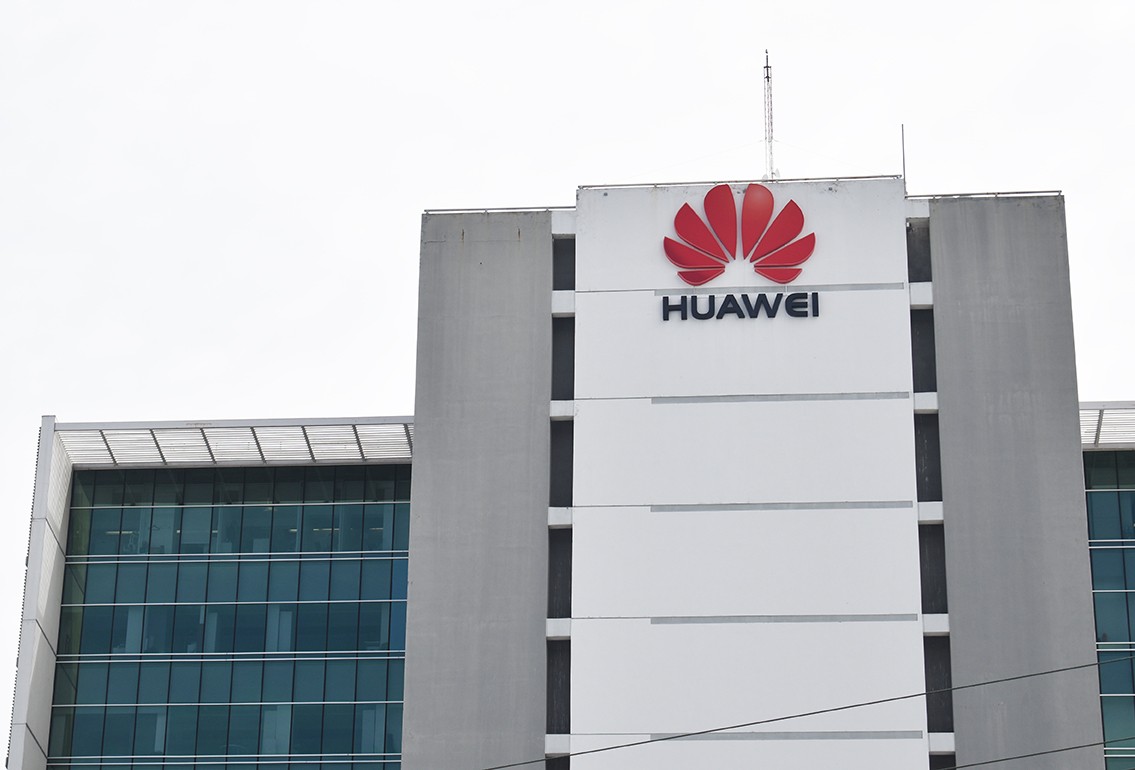 Reino Unido autoriza un uso restringido de Huawei en su red 5G; Estados Unidos “decepcionado”