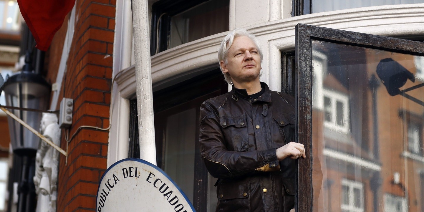 Ecuador entregará a EE. UU. material informático de Assange