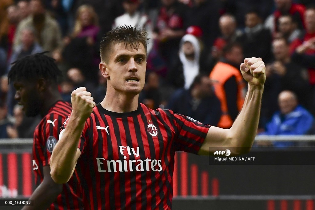 Milan gana y aún aspira a la Champions