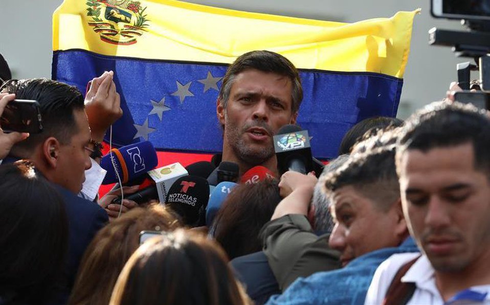 Leopoldo López, líder opositor en Venezuela, abandonó su país y está rumbo a España