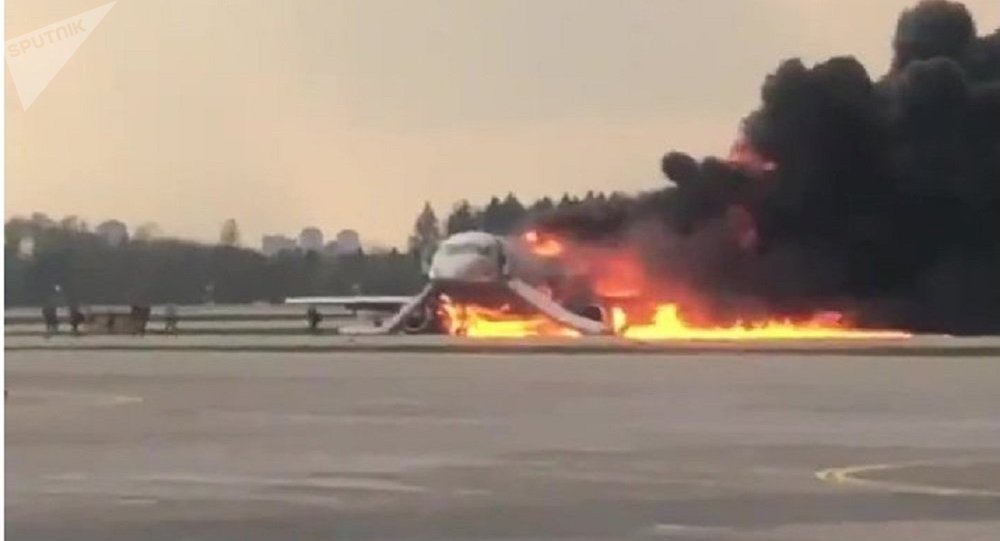 Al menos un muerto en incendio en pleno vuelo de avión ruso que aterrizó en Moscú