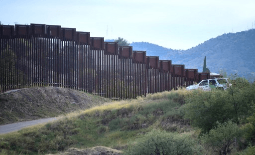Seguidores de Trump construyen muro “privado” en frontera con México