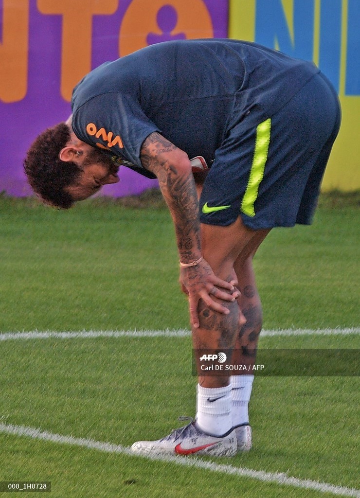 Neymar deja entrenamiento de Brasil por lesión de rodilla