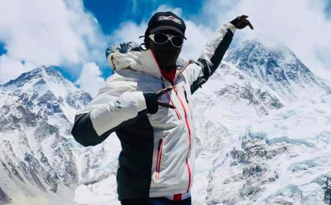 Primera mujer africana negra logra subir al Everest