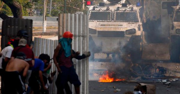 Guaidó recibe masivo apoyo tras rebelión militar y Maduro promete mano dura