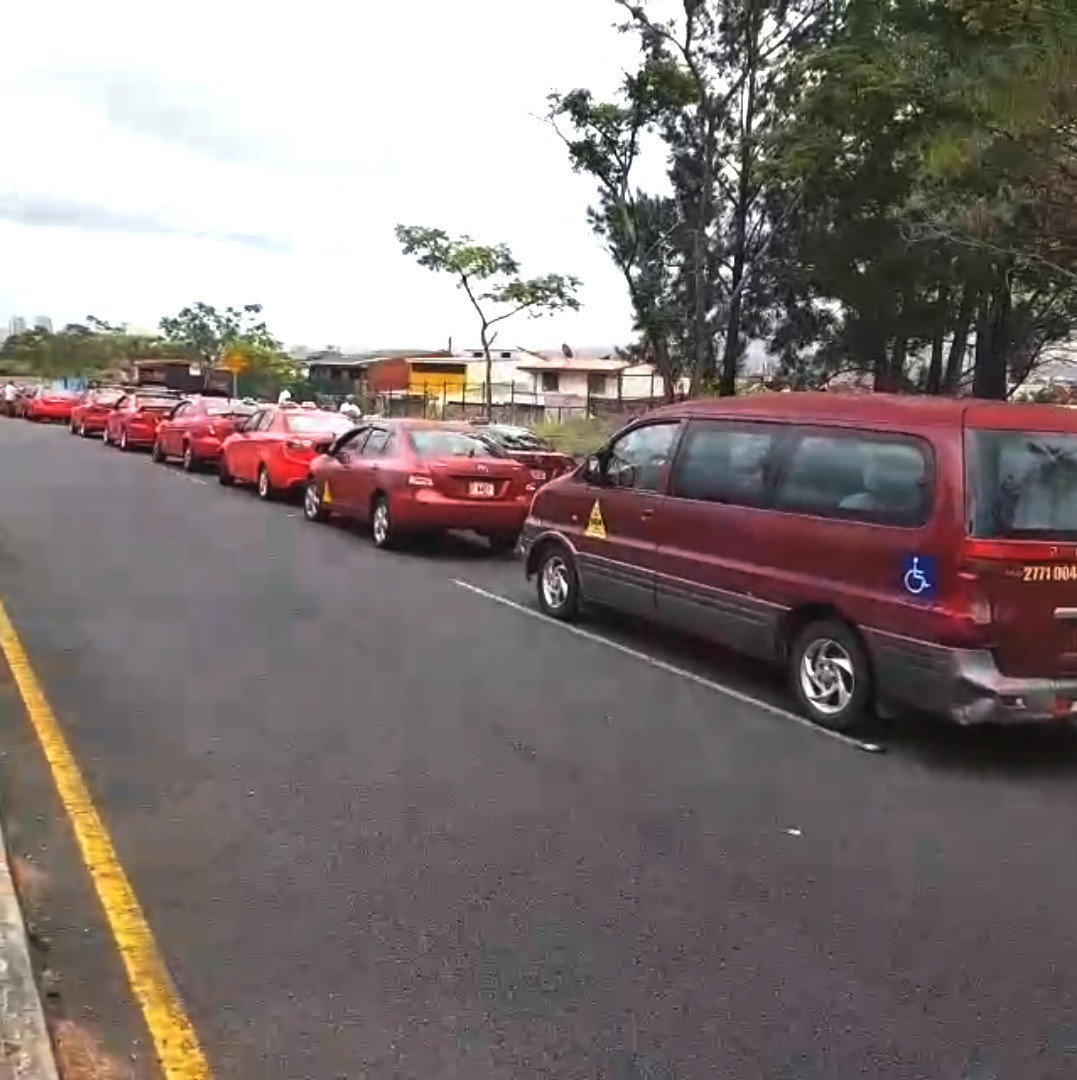 Taxistas se manifiestan contra plataformas de transportes… otra vez