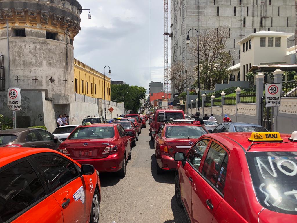 Taxistas suspenden manifestación del lunes tras promesa de diputados