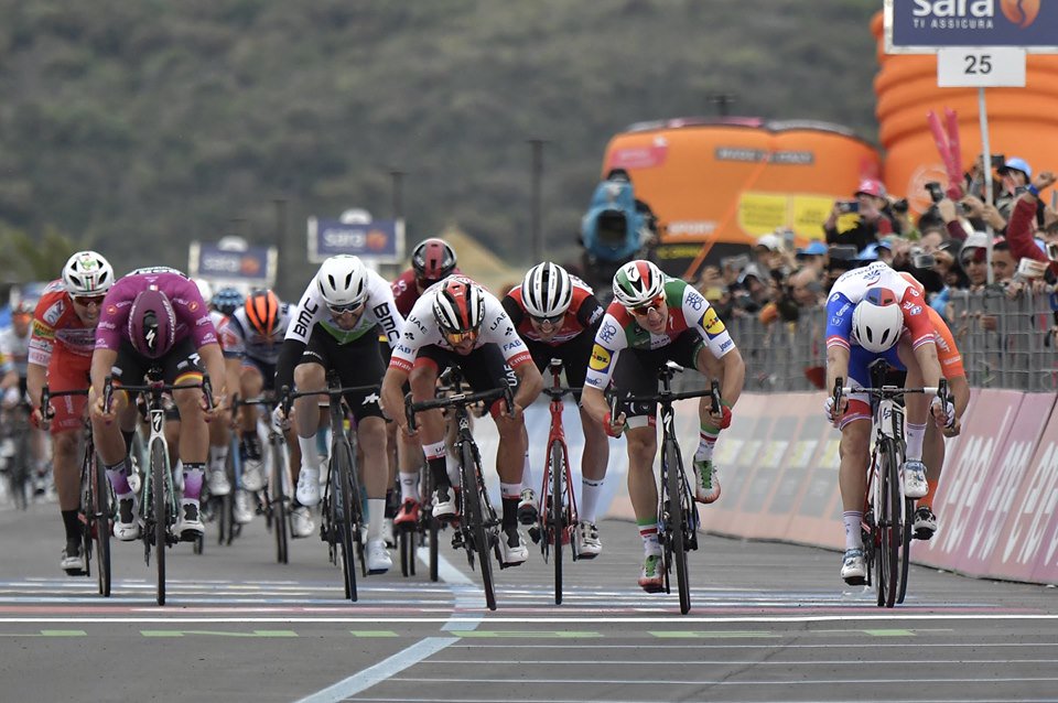 Fernando Gaviria se deja la tercera etapa del Giro