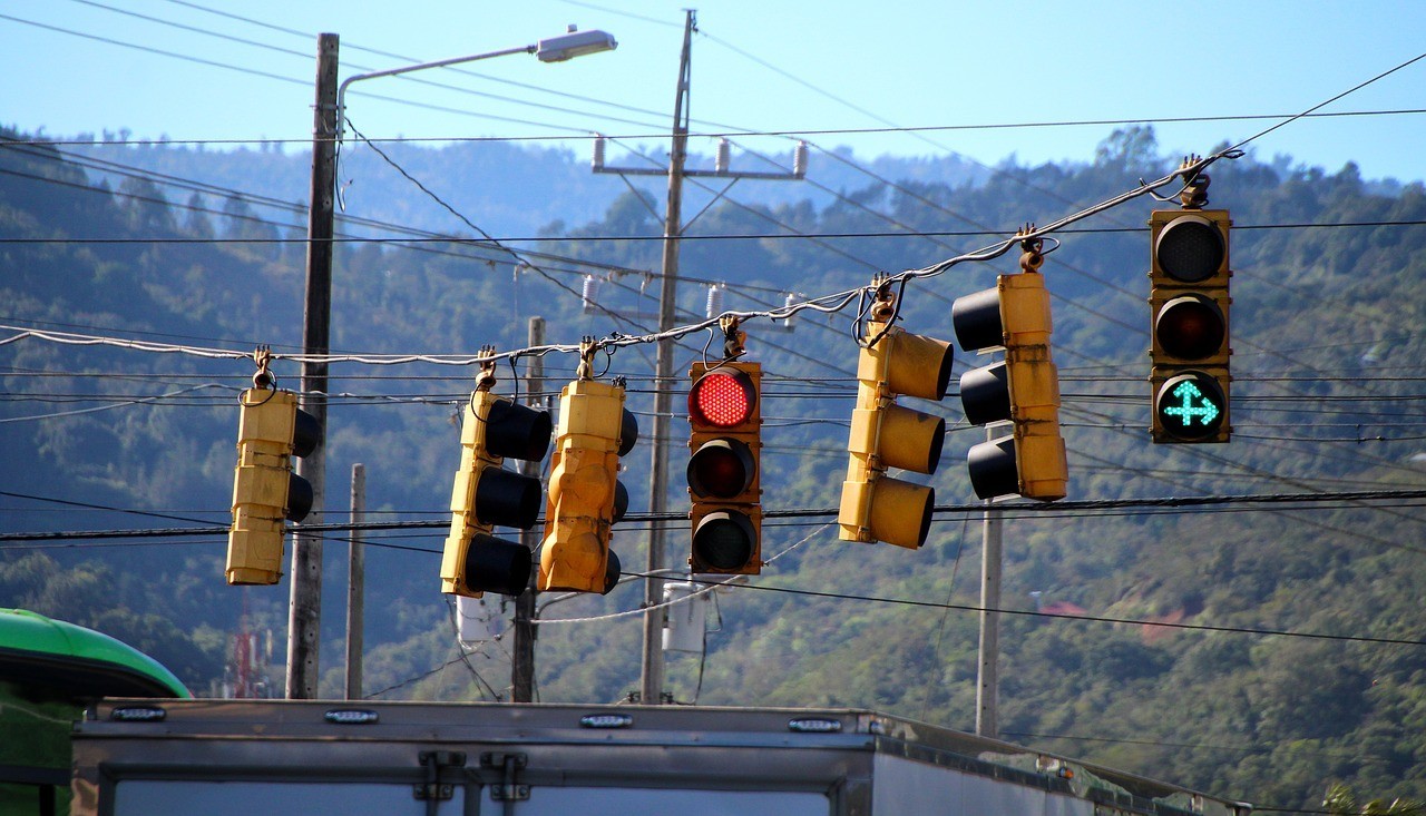 MOPT pide a usuarios reportar semáforos averiados cuanto antes