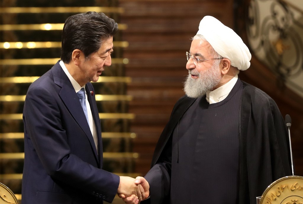Reunión inédita del ayatolá Jamenei y el primer ministro japonés en Irán