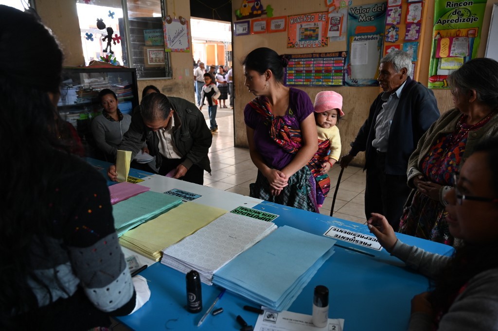 Guatemala elige nuevo presidente agobiada por la pobreza y la corrupción