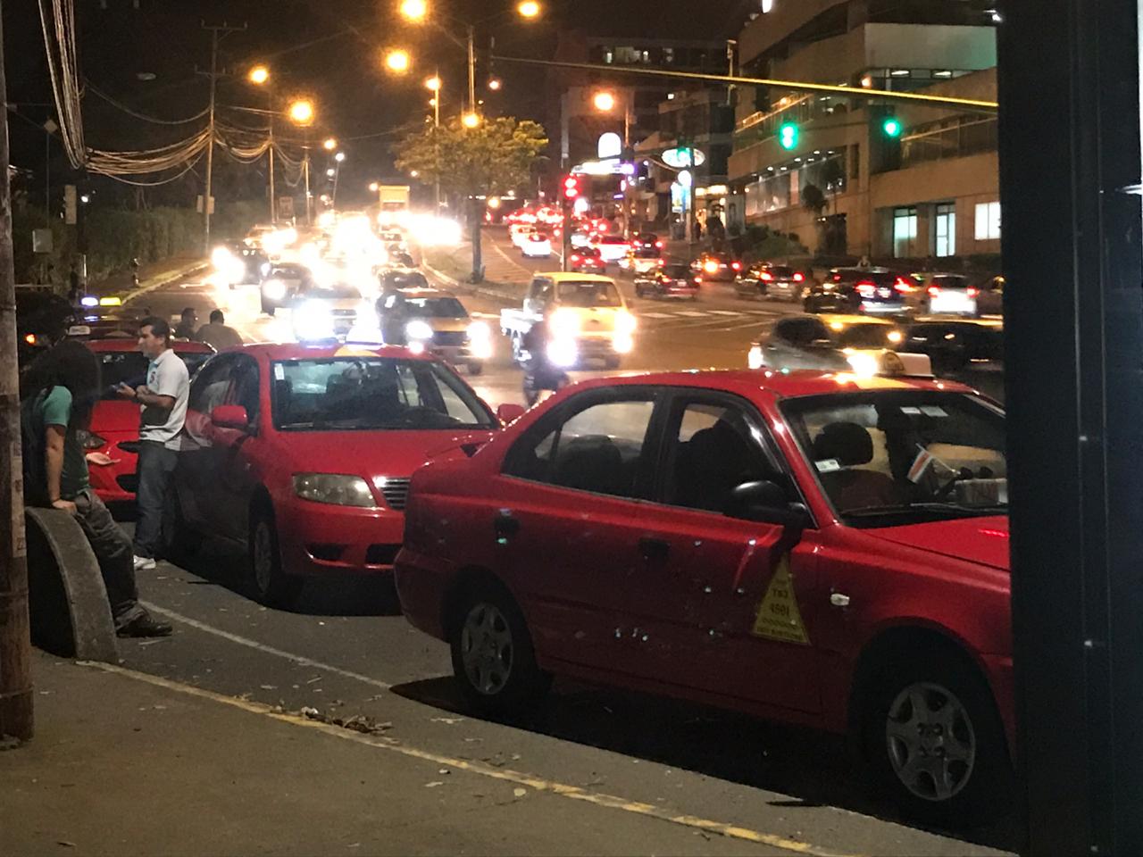 Taxistas no ceden en sus demandas tras reunión con jerarca del MOPT