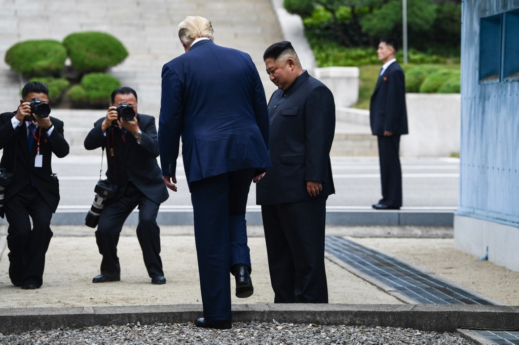 “¿Quiere que cruce la línea?”, preguntó Trump a Kim antes de hacer historia