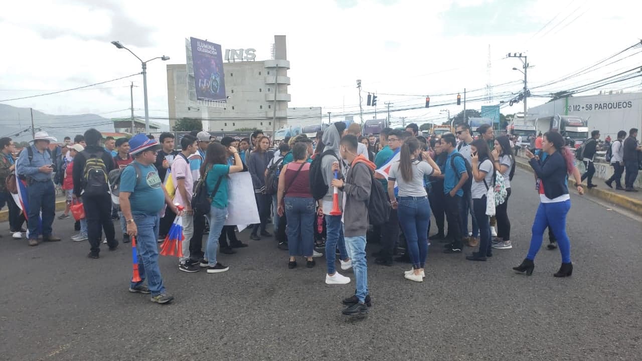 Cruz Roja reporta 4 atropellos durante manifestaciones estudiantiles