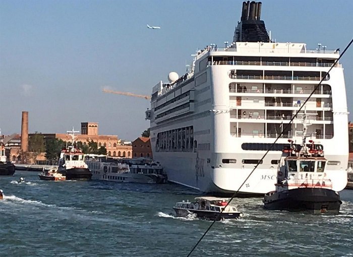 ¡Que buen susto! Crucero choca contra muelle en Venecia