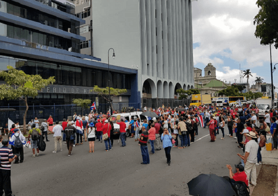 Estudiantes, padres y sindicalistas bloquean Avenida Segunda exigiendo salida de Édgar Mora del MEP