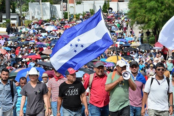 Empleados públicos en Honduras apoyan al gobierno ante protestas de médicos y docentes