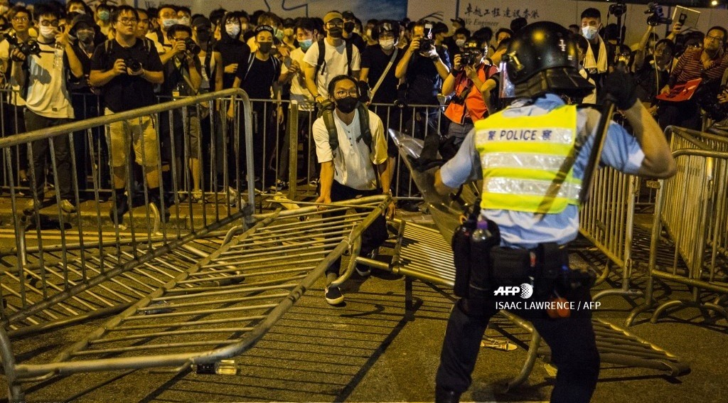 Estallan incidentes entre manifestantes y policías en Hong Kong