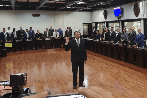 Presidente Chaves pide a magistrado de Sala Constitucional que se inhiba de decisiones relacionadas al Gobierno