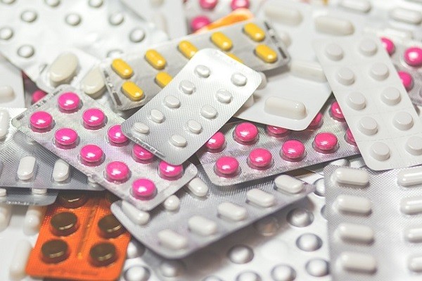 “Las pastillas de la abuela generan adicción”: la sobremedicación afecta a más miembros de la familia