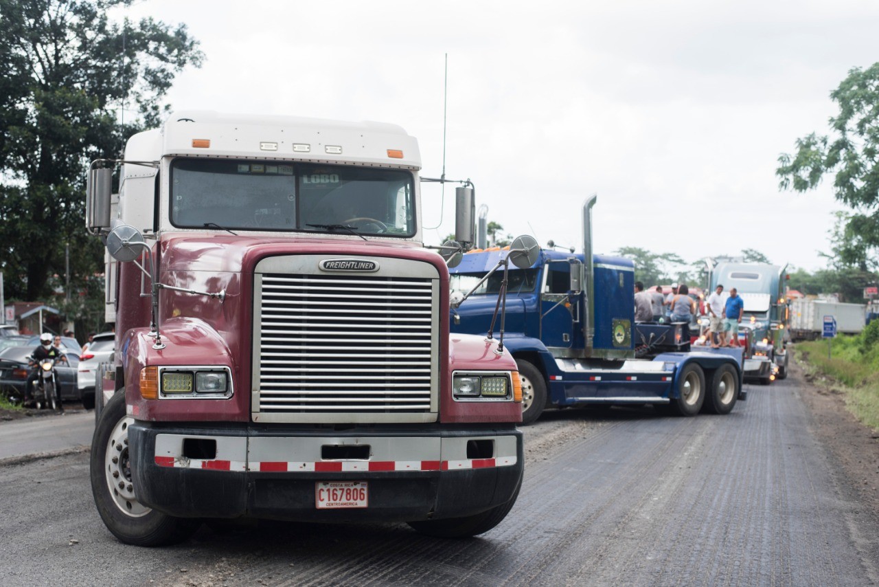 Industriales valoran dejar de contratar los servicios de camiones que hacen bloqueos