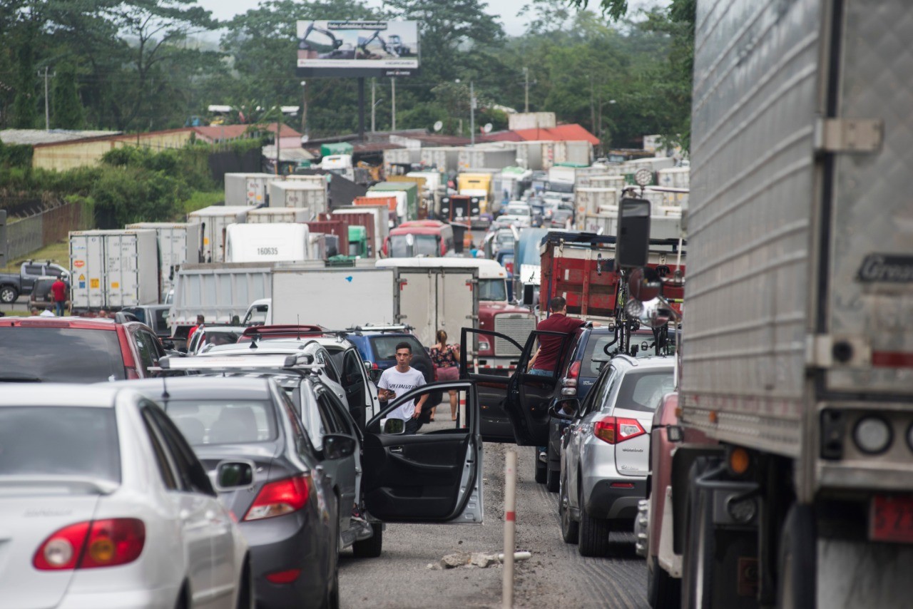 ‘Están afectando a todo el país’, dice presidente ante bloqueos en Limón, Pérez Zeledón y San Carlos