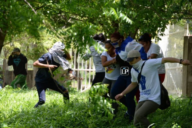 Policía y manifestantes nicaragüenses se enfrentan tras misa por opositores excarcelados