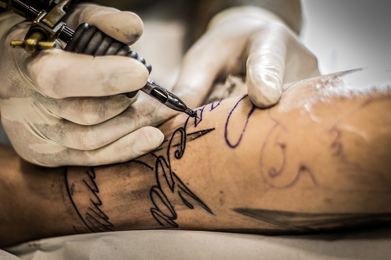 Salud: analgésico usado en tatuajes y microblading no tiene registro y puede ponerle en riesgo
