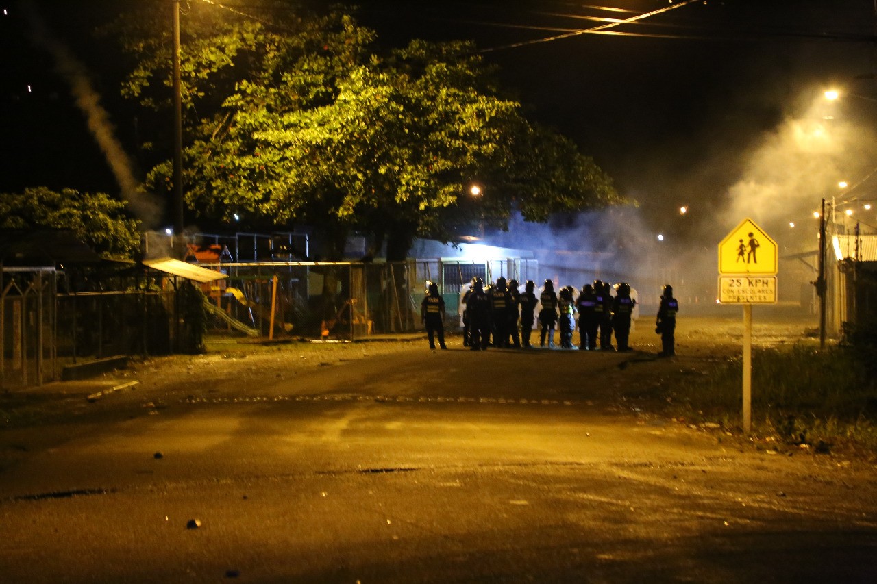 Policía despeja rutas a Limón, Puntarenas y zona sur pero persisten bloqueos en San Carlos