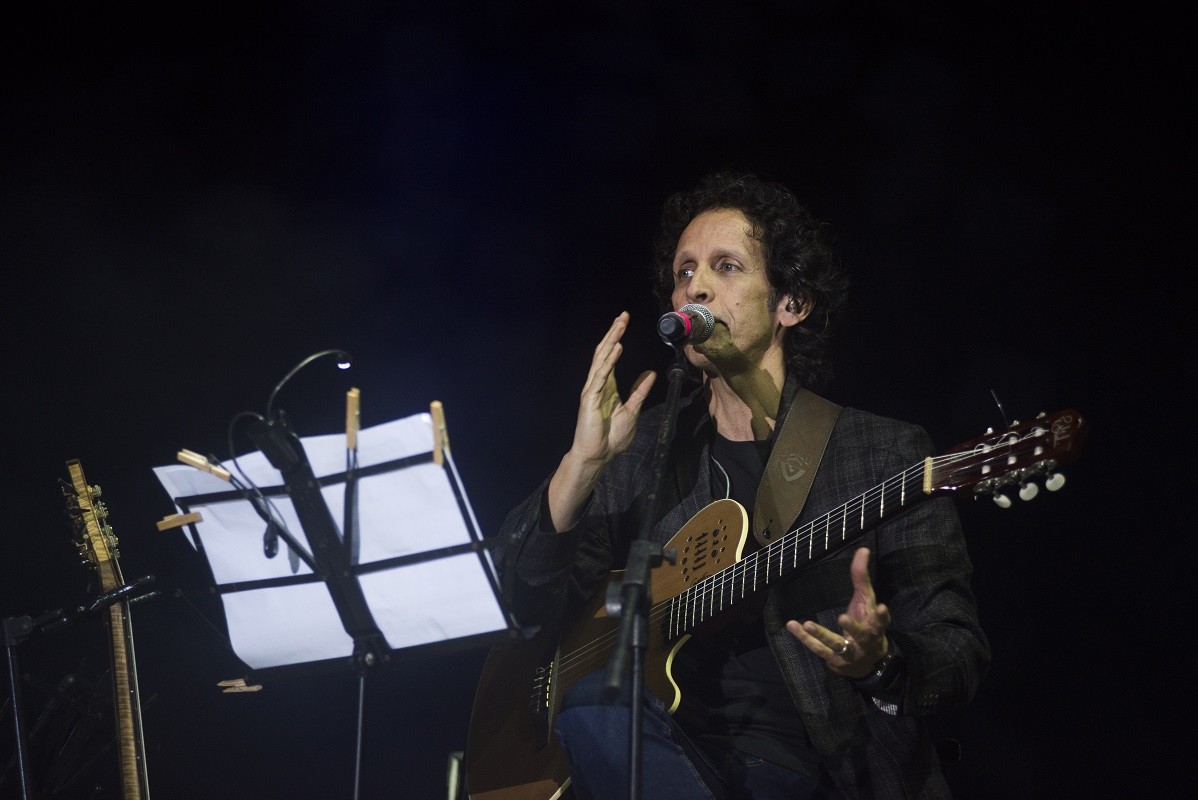 Malpaís comienza su concierto con una emotiva presentación de Fidel Gamboa