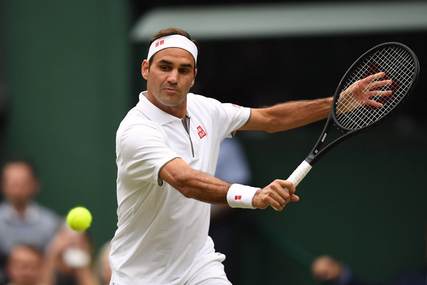 Federer pasa a octavos de Wimbledon pese a los esfuerzos de Lucas Pouille