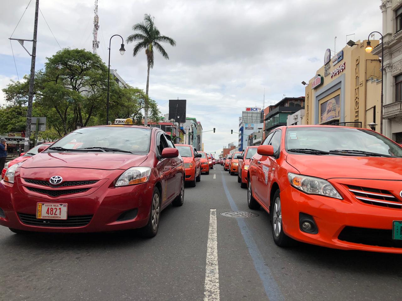 Aresep tramita alza en tarifas de taxis rojos de ¢20 a ¢185; también en taxis del Aeropuerto