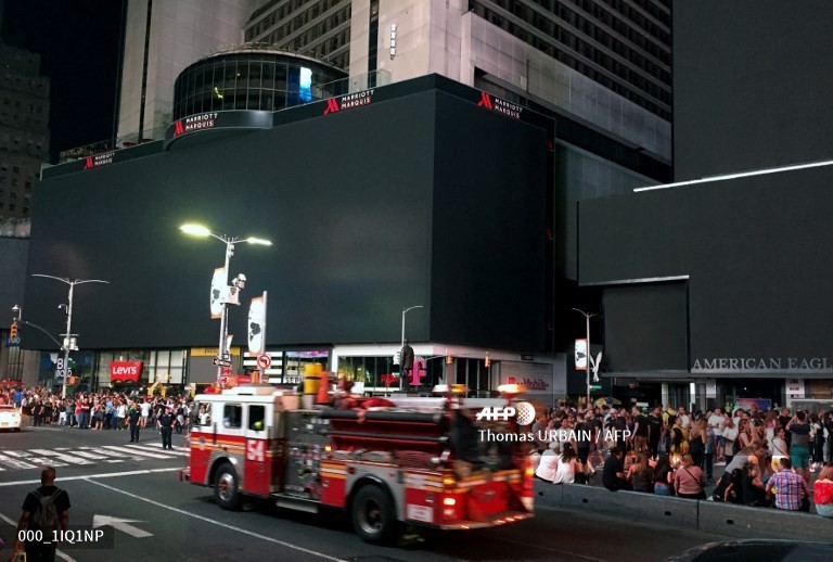 Apagón deja a Times Square en la oscuridad