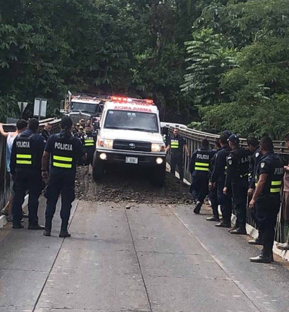 Ambulancia en servicio esperó media hora en puente bloqueado con piedra y tierra
