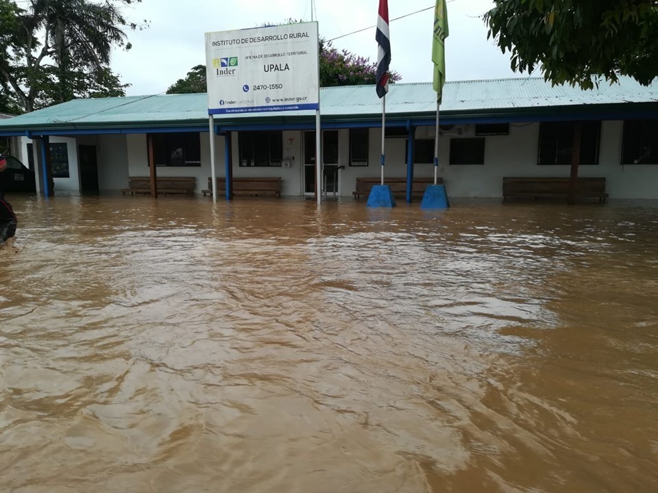Onda tropical provoca inundaciones en Upala