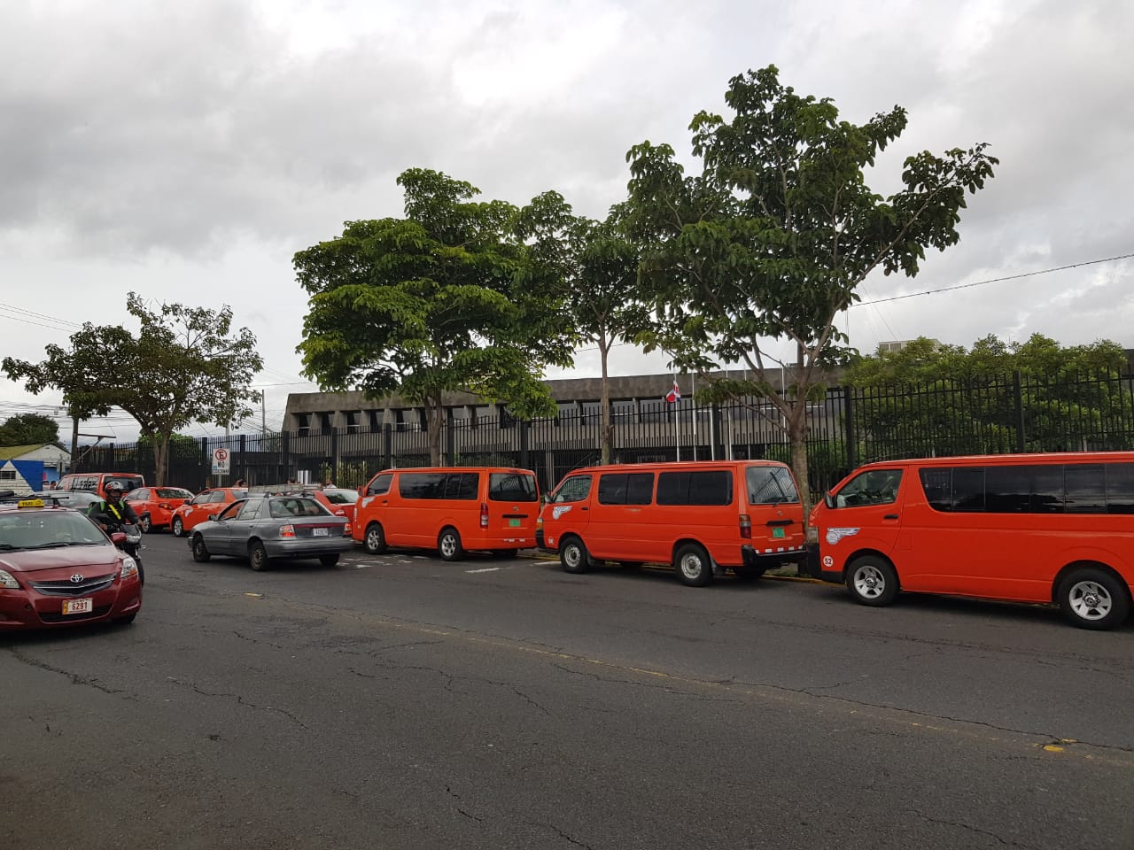 Taxistas amenazan con cerrar accesos al Aeropuerto Juan Santamaría por disputa de permisos del CTP