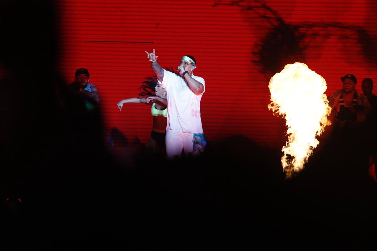 Daddy Yankee hizo de las suyas: cantó, encantó y alabó a la tierra tica que lo envolvió en gritos