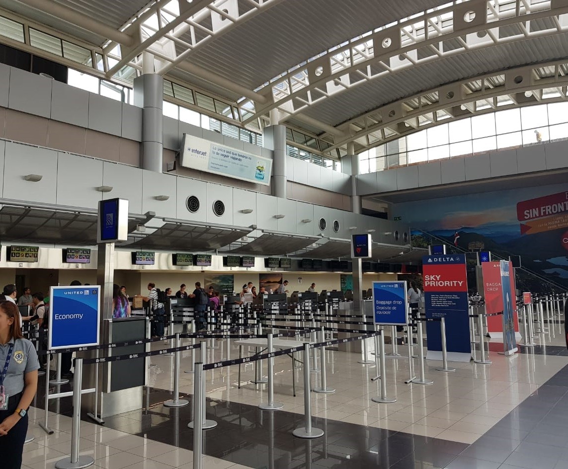 Aeropuerto Juan Santamaría atiende vuelos “de rescate”, la mayoría de aerolíneas suspende operaciones