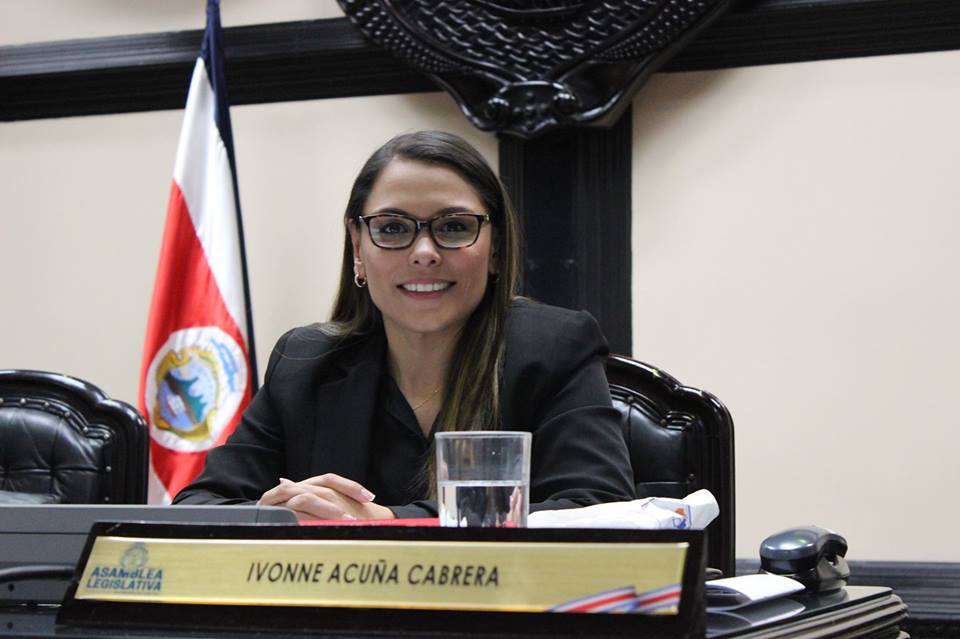 Sala IV acoge recurso contra Ivonne Acuña por bloquear a estudiante en Facebook
