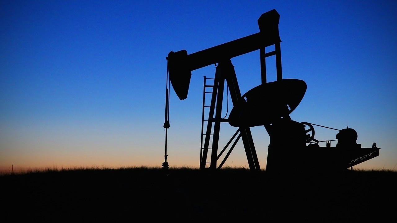 Precio de petróleo cae por tensiones comerciales y exceso de oferta