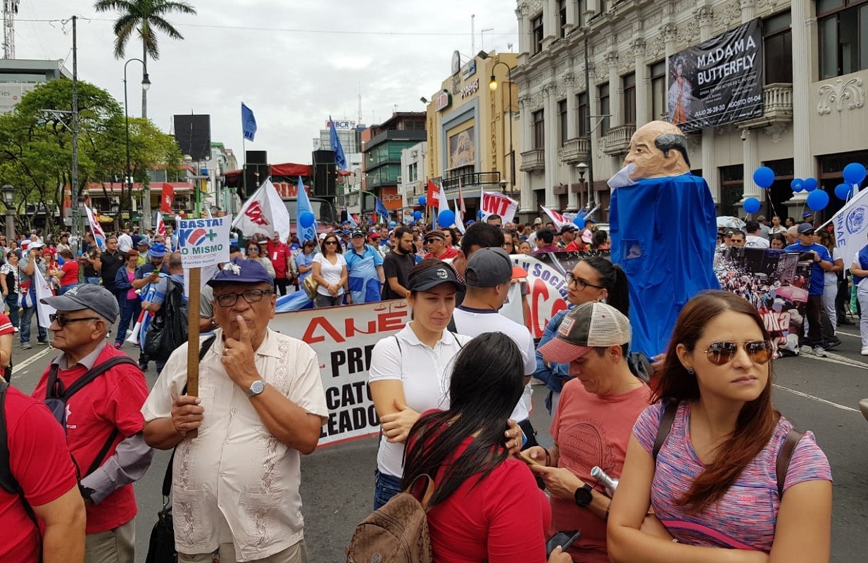 Huelga sin ambiente: Mascarada y tumba-cocos pusieron el ruido que le faltó a los manifestantes